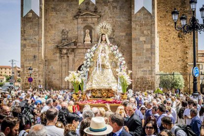 Cientos de personas se encomendaron a la Virgen