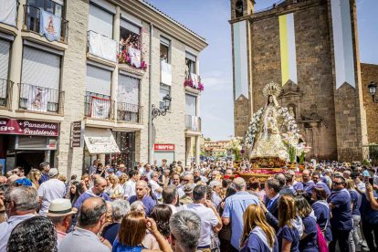 Cientos de personas se encomendaron a la Virgen