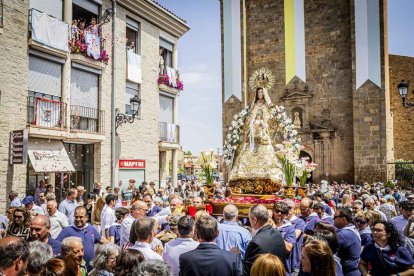 Cientos de personas se encomendaron a la Virgen