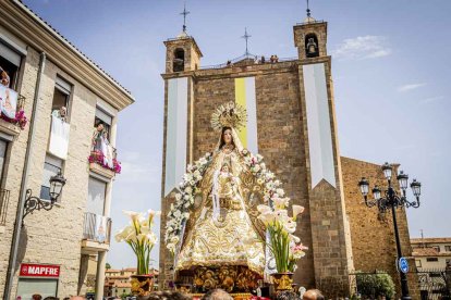 Cientos de personas se encomendaron a la Virgen