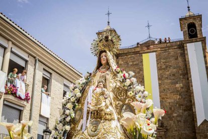 Cientos de personas se encomendaron a la Virgen