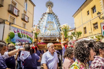 Cientos de personas se encomendaron a la Virgen