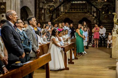 Más de una veintena de niños celebran su primera comunión