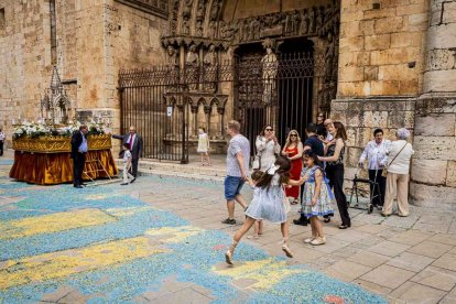 Más de una veintena de niños celebran su primera comunión