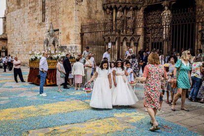 Más de una veintena de niños celebran su primera comunión