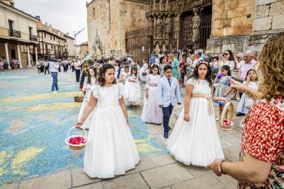 Más de una veintena de niños celebran su primera comunión
