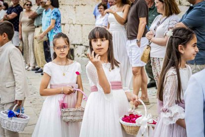 Más de una veintena de niños celebran su primera comunión