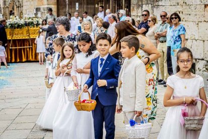 Más de una veintena de niños celebran su primera comunión