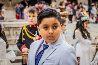 Más de una veintena de niños celebran su primera comunión