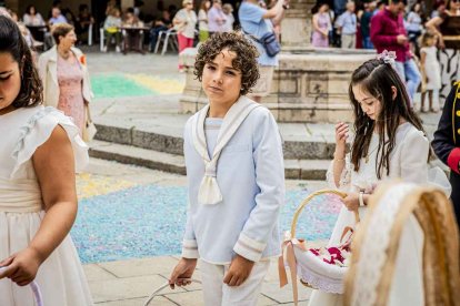 Más de una veintena de niños celebran su primera comunión