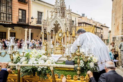 Más de una veintena de niños celebran su primera comunión