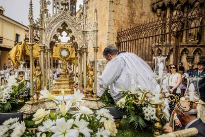 Más de una veintena de niños celebran su primera comunión