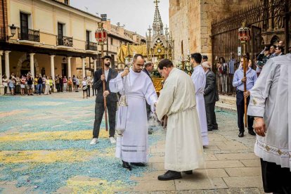 Más de una veintena de niños celebran su primera comunión