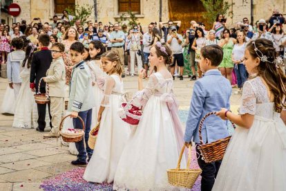 Más de una veintena de niños celebran su primera comunión