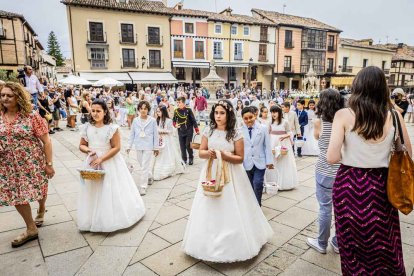 Más de una veintena de niños celebran su primera comunión