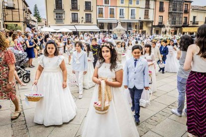 Más de una veintena de niños celebran su primera comunión