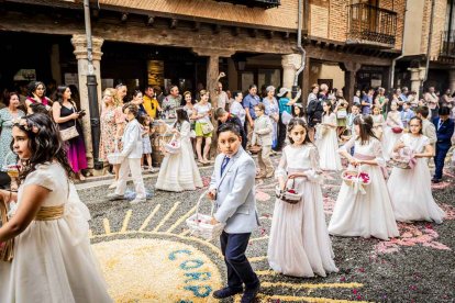 Más de una veintena de niños celebran su primera comunión