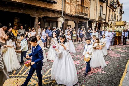 Más de una veintena de niños celebran su primera comunión