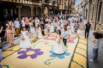 Más de una veintena de niños celebran su primera comunión