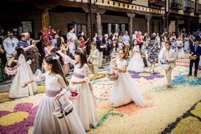 Más de una veintena de niños celebran su primera comunión