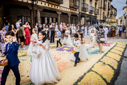 Más de una veintena de niños celebran su primera comunión