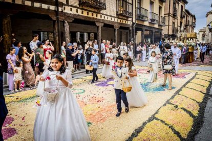 Más de una veintena de niños celebran su primera comunión