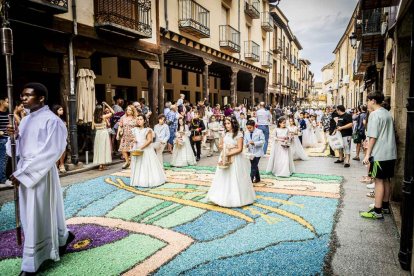 Más de una veintena de niños celebran su primera comunión
