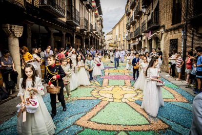 Más de una veintena de niños celebran su primera comunión