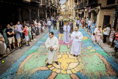 Más de una veintena de niños celebran su primera comunión