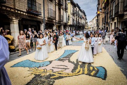 Más de una veintena de niños celebran su primera comunión