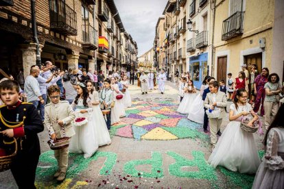 Más de una veintena de niños celebran su primera comunión