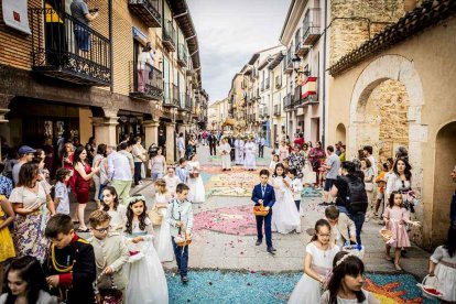 Más de una veintena de niños celebran su primera comunión