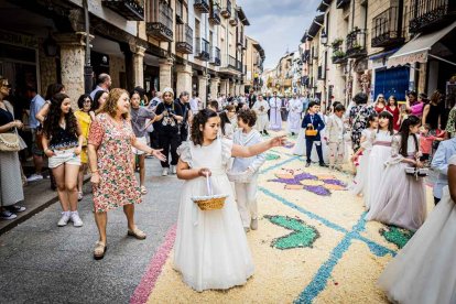 Más de una veintena de niños celebran su primera comunión