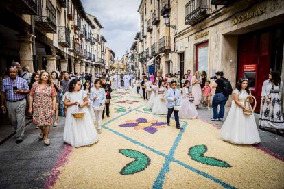 Más de una veintena de niños celebran su primera comunión