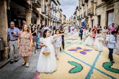Más de una veintena de niños celebran su primera comunión