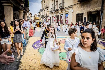 Más de una veintena de niños celebran su primera comunión