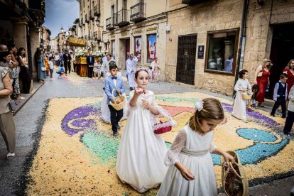 Más de una veintena de niños celebran su primera comunión