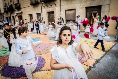 Más de una veintena de niños celebran su primera comunión