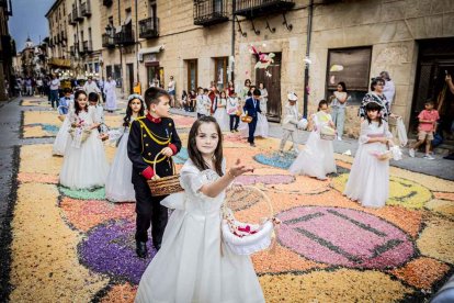 Más de una veintena de niños celebran su primera comunión
