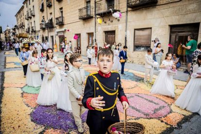 Más de una veintena de niños celebran su primera comunión