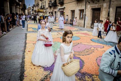 Más de una veintena de niños celebran su primera comunión