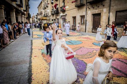 Más de una veintena de niños celebran su primera comunión