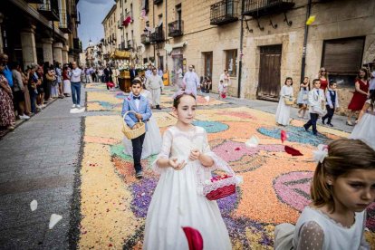 Más de una veintena de niños celebran su primera comunión