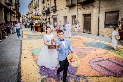 Más de una veintena de niños celebran su primera comunión