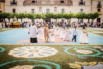 Más de una veintena de niños celebran su primera comunión