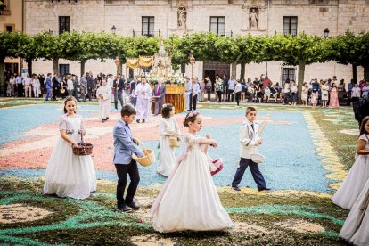 Más de una veintena de niños celebran su primera comunión