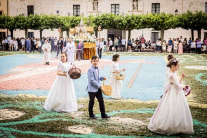 Más de una veintena de niños celebran su primera comunión
