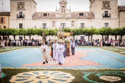 Más de una veintena de niños celebran su primera comunión