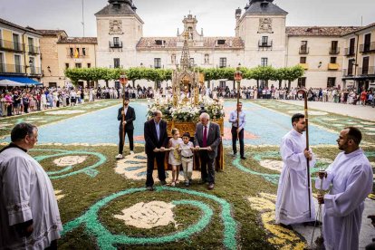Más de una veintena de niños celebran su primera comunión