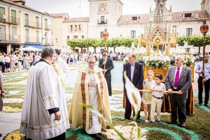 Más de una veintena de niños celebran su primera comunión